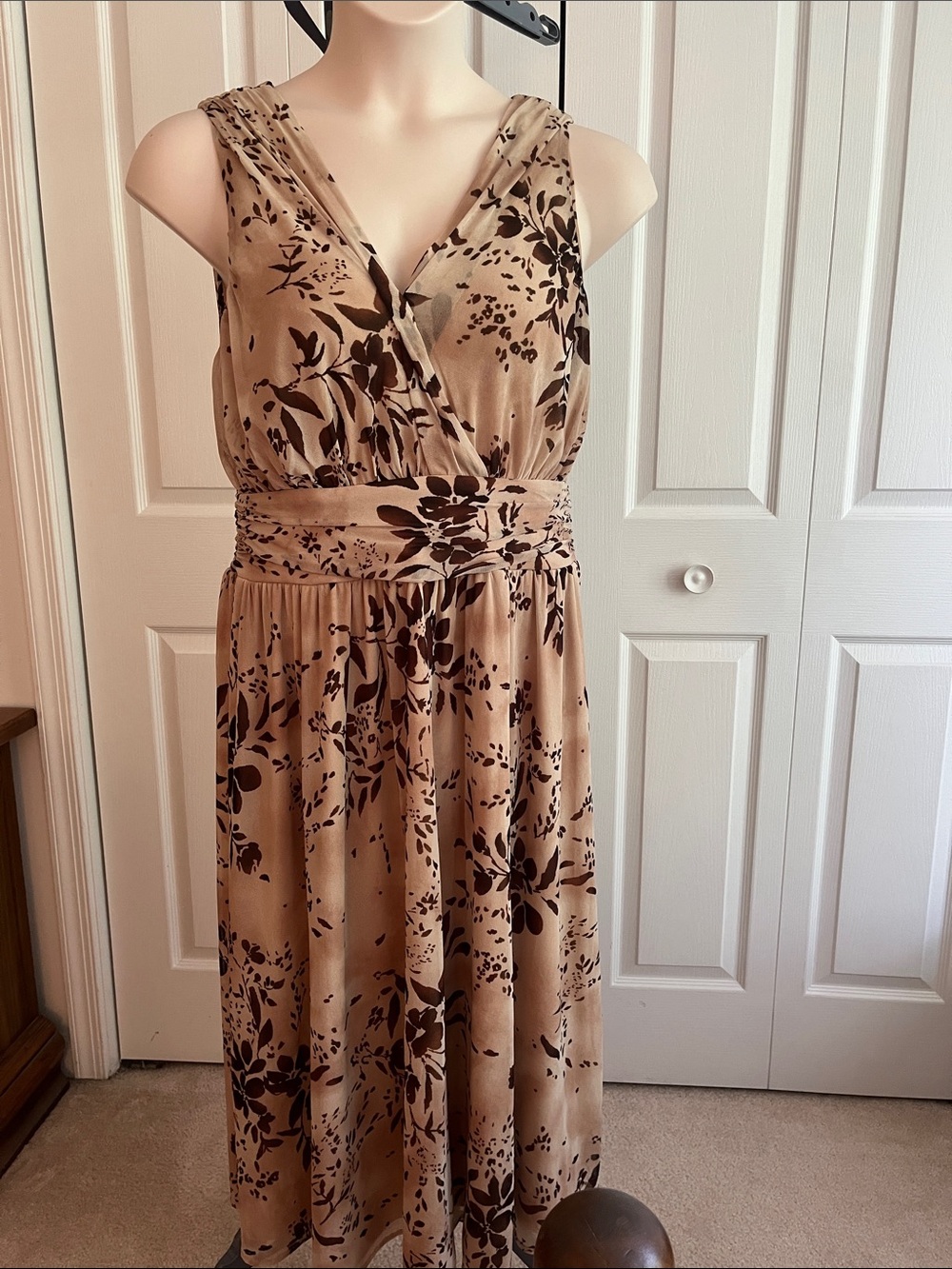 👗BOGO Free Newport News Beige Floral-Print V-Neck Midi Dress